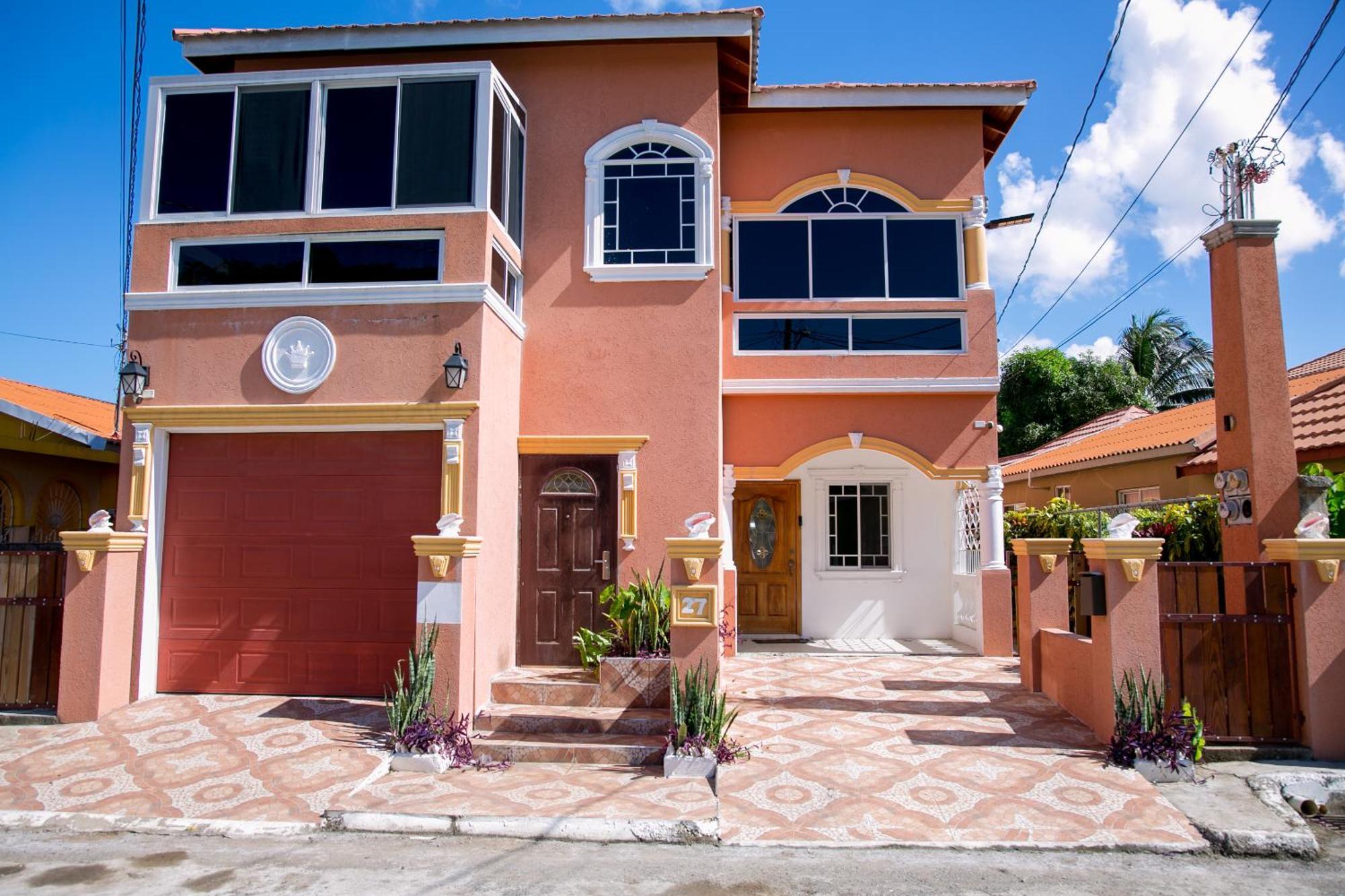 Royal Vybez Vacation Homes Spanish Town Exteriör bild